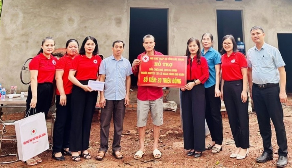 Hội chữ thập đỏ tỉnh trao tiền hỗ trợ xây dựng nhà tại Quế Nham|https://phuchoa-tanyen.bacgiang.gov.vn/chi-tiet-tin-tuc/-/asset_publisher/Enp27vgshTez/content/hoi-chu-thap-o-tinh-trao-tien-ho-tro-xay-dung-nha-tai-que-nham/22783